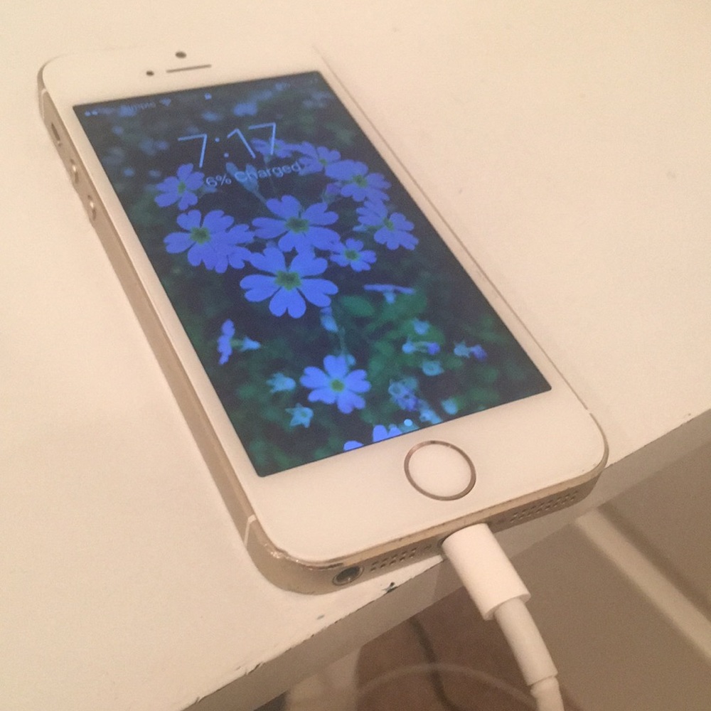 iPhone 5 - Picture 1 of 4
